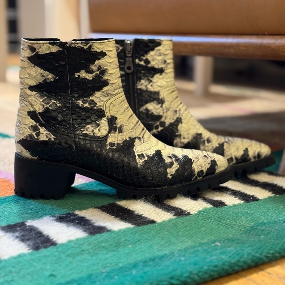 *new never worn* Modern Vice Lug Sole Snakeskin Boots size 6 - Picture 1 of 6